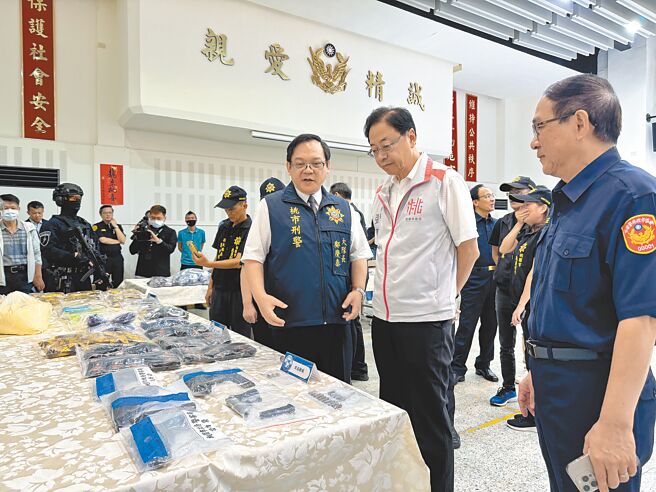 桃园市长张善政（右二）27日表扬桃警破获制毒工厂。（蔡依珍摄）