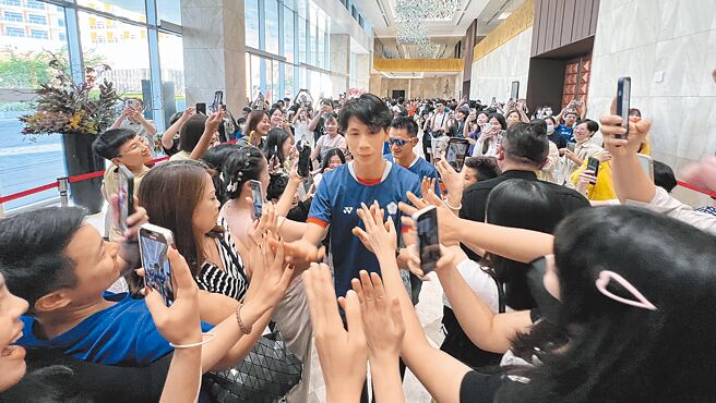 台灣優秀拳擊選手在巴黎奧運勇奪1金2銅佳績，中華民國拳擊協會27日在台南市福爾摩沙遊艇酒店盛大舉辦見面會時，女子拳擊57公斤級金牌選手林郁婷（中）大受迷妹們歡迎，成為全場焦點。（洪榮志攝）