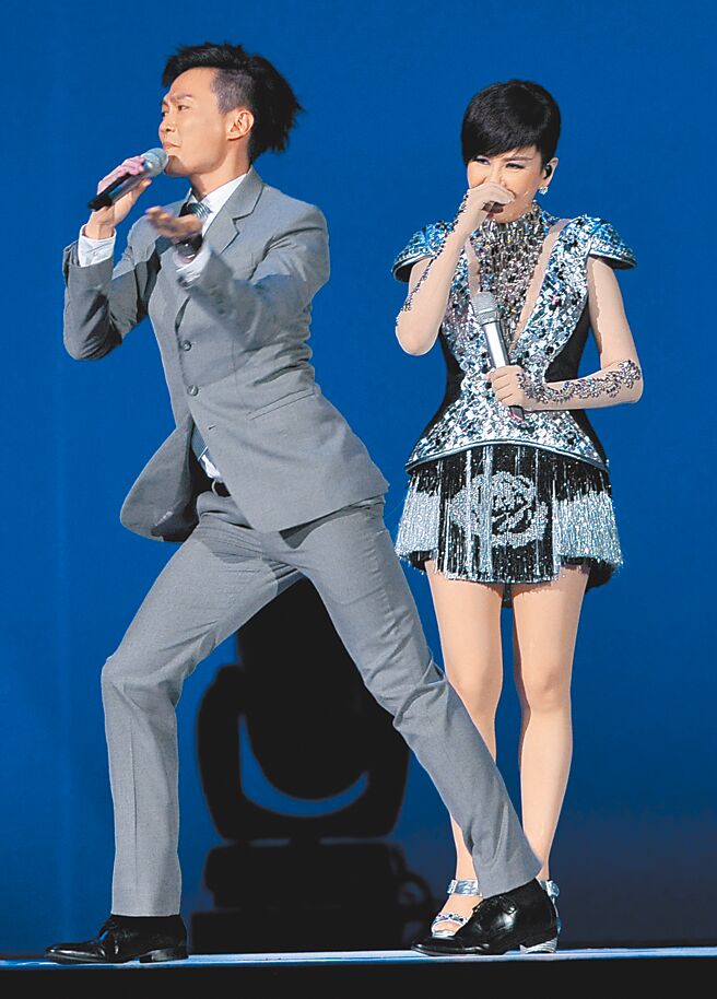 江蕙（右）當年在演唱會上邀來林俊逸擔任嘉賓，互動逗趣。（資料照片）