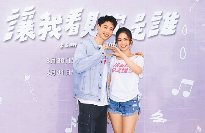 黄信赫（左）与雷嘉汭27日合体宣传《让我看见你是谁》。（陈俊吉摄）