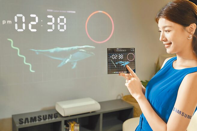 三星的The Premiere超短焦雷射4K智慧投影機，透過SmartThings應用程式，用戶可利用手機將照片或塗鴉，投射於牆面上。（三星提供）