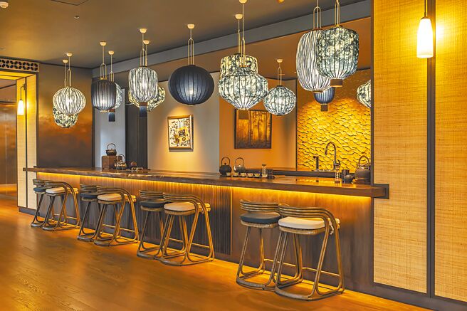 位於台中的元紀今年首次入選米其林指南，並直接獲得一星肯定，餐廳的侍酒師曾雅慧同時拿下「米其林指南侍酒師大獎」。（元紀提供）