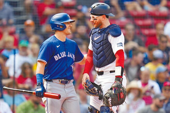 藍鳥與紅襪打補賽，原本輪到藍鳥捕手簡森打擊，換成瓦蕭（左）代打，已被交易離隊的簡森（右）成為紅襪捕手。（美聯社）