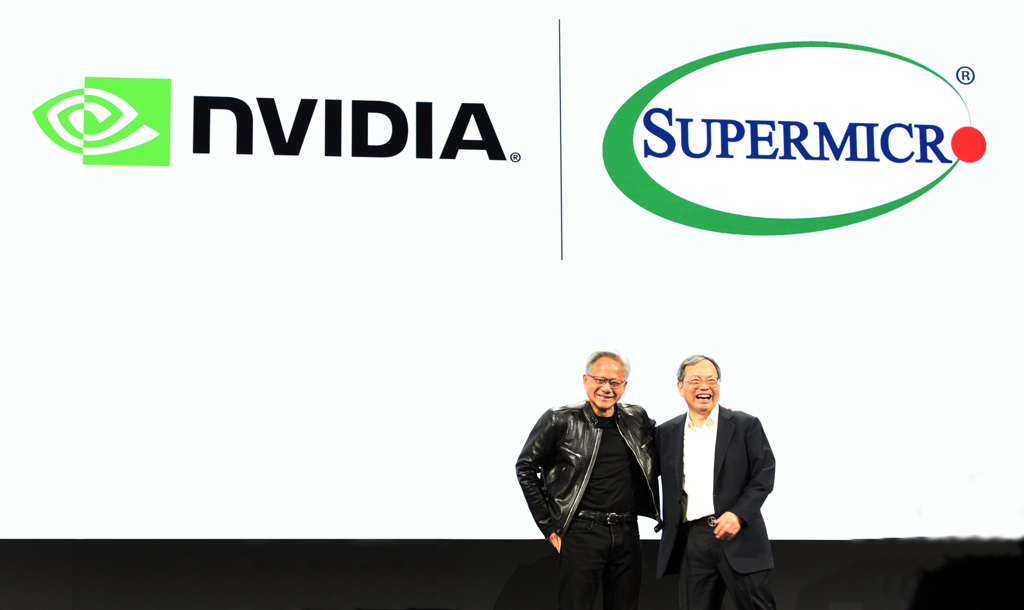 美超微創辦人梁見後（右）與輝達執行長黃仁勳（左）交情甚篤，曾在台北國際電腦展同台。（圖／報系資料照）