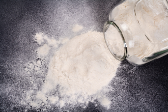 扯爆！網紅搭機「揉麵團」恐害人中毒 空姐加碼警告1風險