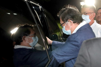 鄭文燦離開地院「他」也在場 徐巧芯：不把國法當法？