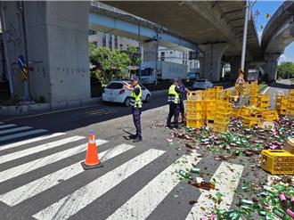 路過小心！ 鷗翼車門被震開 前鎮漁港路大量碎玻璃