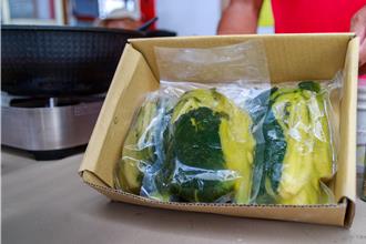 做出记忆里的腌制芥菜 失智据点长辈创造微型经济