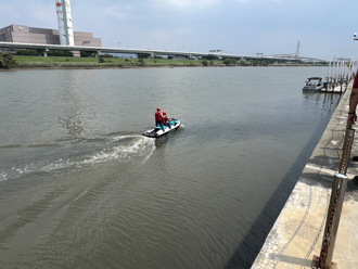 「台北國際滑水公開賽」工作人員落水 生死未卜！消防持續救援