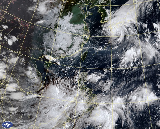南海至菲律賓東方海面為大低壓區，有利熱帶擾動發展。（中央氣象署提供）