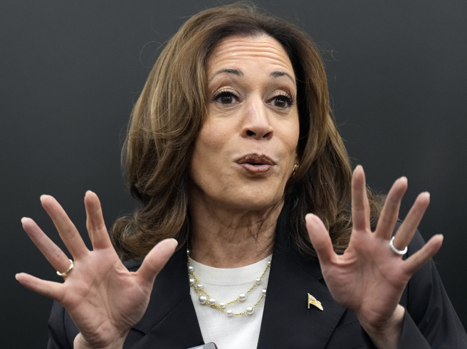 美国民主党总统候选人贺锦丽8月28日在乔治亚州海恩斯维尔（Hinesville）与高中乐仪队成员交谈的神情。（美联社）