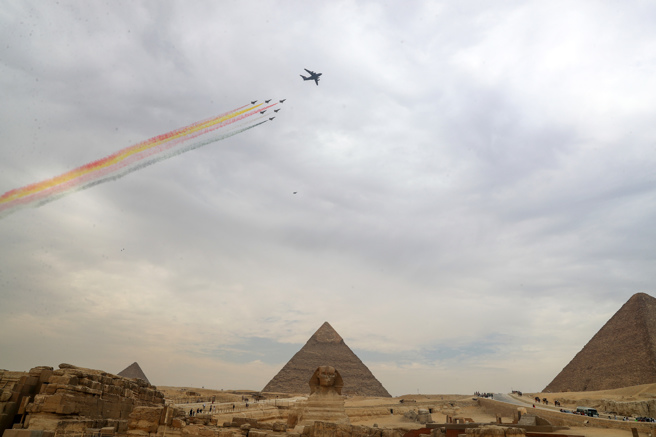 埃及传出考虑採购陆制歼-10C、FC-31战机，图为大陆运-20运输机与八一飞行表演队6架歼-10表演机编队飞越埃及吉萨金字塔上空。（图 / 新华社）
