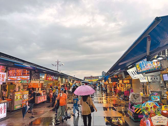 403强震后花莲观光客锐减，昔日热门景点东大门夜市人潮不如以往。（本报资料照片）