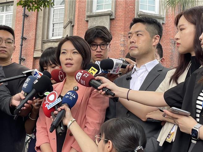 前台北市長柯文哲任內給予京華城土地840％容積率遭疑圖利，台北市議員簡舒培、律師陳又新今赴監察院提出聲訴，要求監察院彈劾柯。（蔡雯如攝）