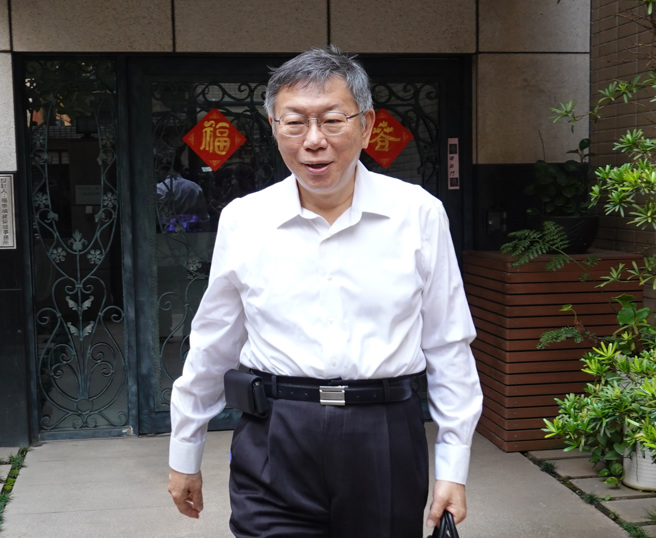 民眾党主席柯文哲29日上午约9点左右走出家门搭车外出。（姚志平摄）