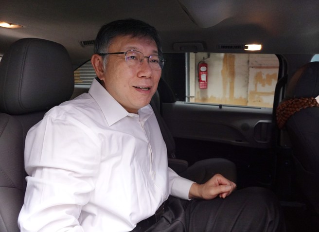 民眾黨主席柯文哲29日上午約9點左右走出家門搭車外出。（姚志平攝）