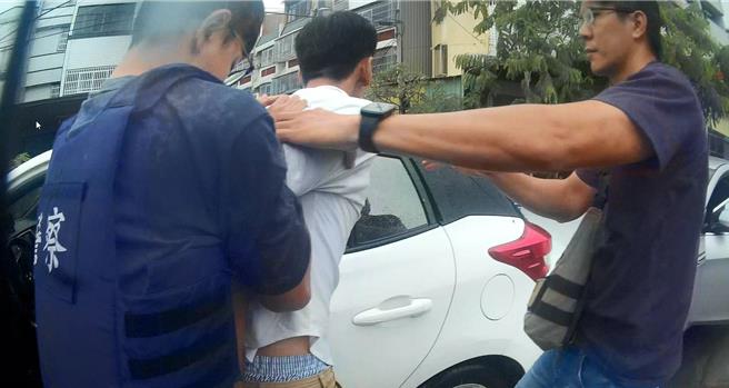 中市警一分局专案小组掌握情资、周延部署，选择适当地点迅速以车辆前后包夹拦查，顺利缉获罗嫌到案。（中市警一分局提供／冯惠宜台中传真）