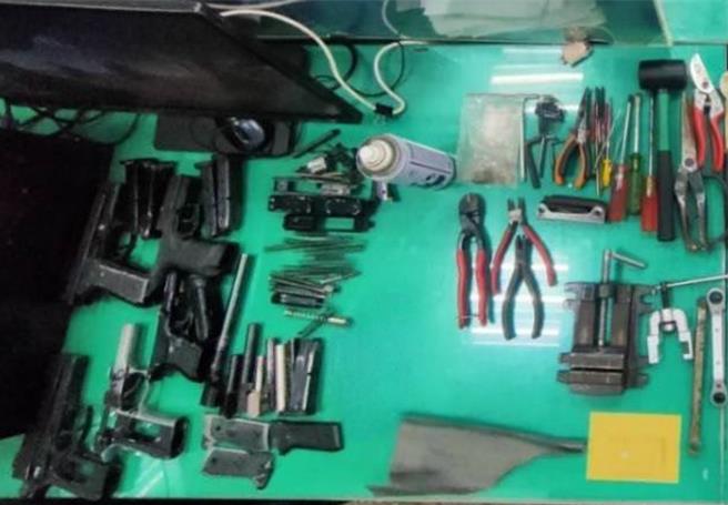 全案共计查扣改造手枪2枝（含弹匣）、手枪子弹109颗、空包弹11颗、弹头25颗、弹壳31颗、喇叭铅弹1包、改造枪枝工具1批、枪枝零组件1批、第一级毒品海洛因1包、第二级毒品安非他命3包及毒品施用器具等物证。（中市警一分局提供／冯惠宜台中传真）