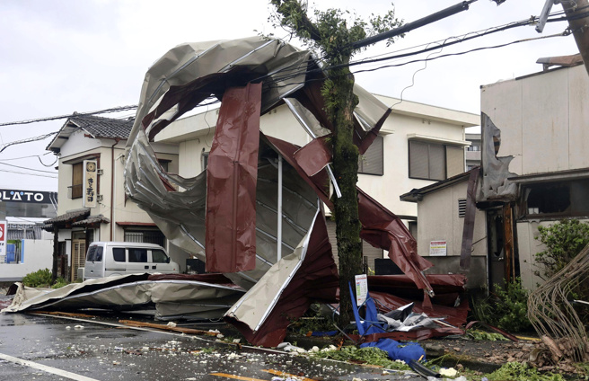 「珊珊」29日清晨登陸日本九州，狂風暴雨已釀成嚴重災情，超過40人受傷，宮崎市街道滿目瘡痍，散落房屋磚瓦，也有房舍天花板脫落。（美聯社）