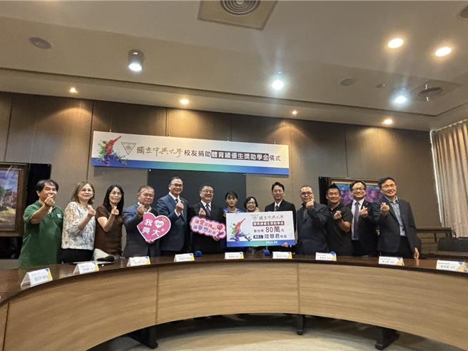 中興大學、惠文高中29日聯合舉辦「興大校友捐助體育績優生獎助學金」活動，興大校友伉儷捐助80萬獎助學金，讓跳遠奇才黃詩涵可以安心就讀大學，不放棄熱愛的體育。（馮惠宜攝）