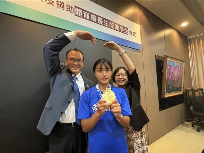 興大校友總會理事長莊嘉郁與陸慧君賢伉儷獲悉黃詩涵的狀況，第一時間就允諾捐出80萬獎助學金。（馮惠宜攝）