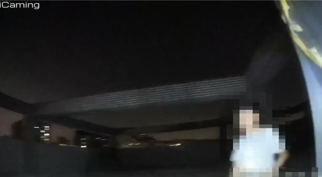 桃园46岁杨姓男子，24日晚间侵入新北莺歌凤鸣路1处建筑工地，想要省住宿费借水借电，结果却被反锁在顶楼，直到员警出现才得救，不够也因窃盗被依法送办。（三峡警分局提供）