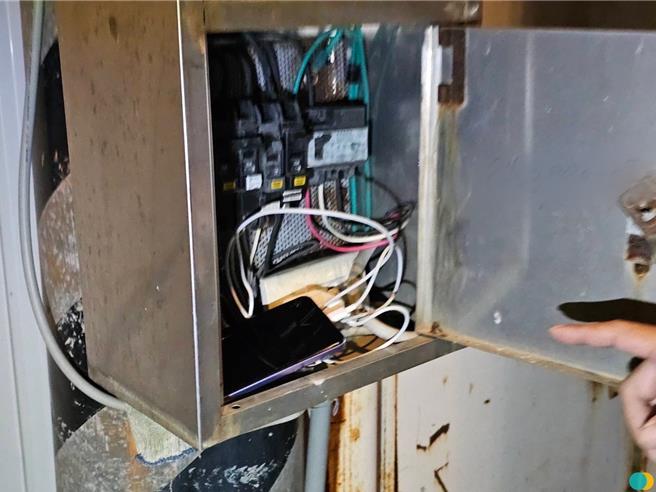 桃园46岁杨姓男子，24日晚间侵入新北莺歌凤鸣路1处建筑工地，想要省住宿费借水借电，还在工地变电箱的插座充手机，但其实这样的行为已触犯刑法窃盗罪。（三峡警分局提供）