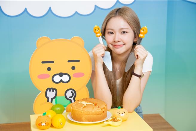 「春上布丁蛋糕」与KAKAO FRIENDS携手合作，推出全新清爽酸甜的「青柠蛋糕」，购买联名蛋糕加赠限量联名专属提袋。(春上布丁蛋糕提供)