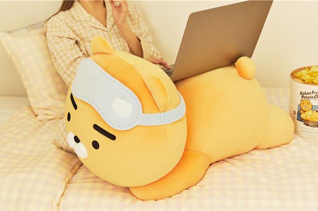 即日起于7-ELEVEN限定区域门市预购青柠蛋糕，能免费得到随机出款的KAKAO FRIENDS造型小卡，登入发票还能抽价值3499元的超大莱恩抱枕。(春上布丁蛋糕提供)