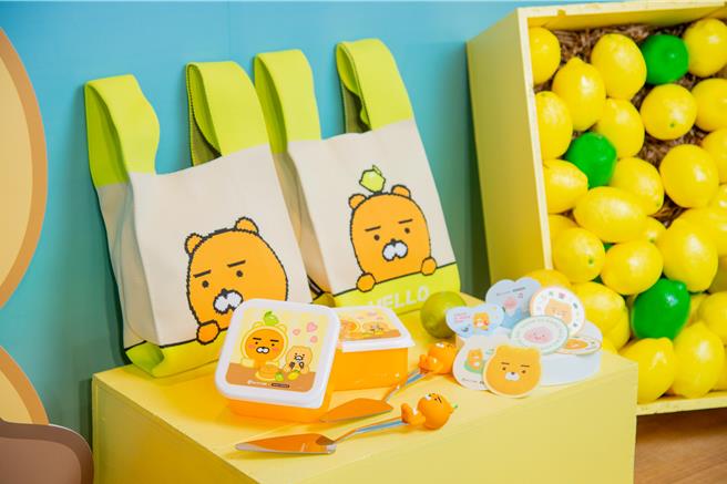 「春上布丁蛋糕」与KAKAO FRIENDS合作，推出莱恩不銹钢蛋糕刀、针织袋、野餐盒3款联名限量周边。(春上布丁蛋糕提供)