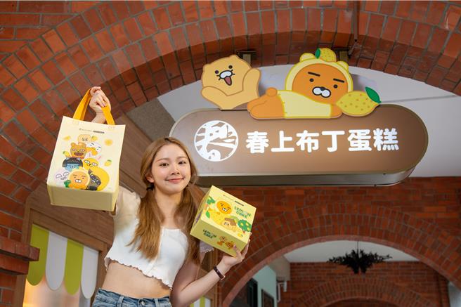 「春上布丁蛋糕」迪化街门市设置限时KAKAO FRIENDS主题墙与打卡区，让粉丝採购蛋糕的同时还可以踩点拍照。(春上布丁蛋糕提供)
