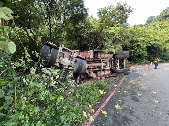 馮姓男子29日清晨駕駛大貨車行經新店區安祥路，過彎道減速不慎，貨車碰撞路邊燈桿導致翻覆。（新店警分局提供）
