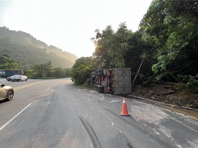 馮男29日清晨駕駛大貨車行經新店區安祥路，過彎道減速不慎，貨車碰撞路邊燈桿導致翻覆，幸好馮男僅受到擦挫傷，並無大礙。（新店警分局提供）