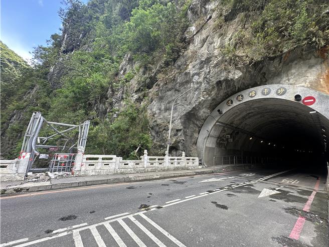0403花莲地震，太鲁阁国家公园灾情严重，其中砂卡礑步道受损严重，图为砂卡礑隧道口。（王志伟摄）