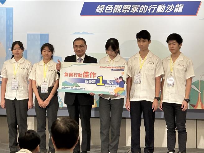 新北市长侯友宜颁奖给优秀学子。（高钧麟摄）