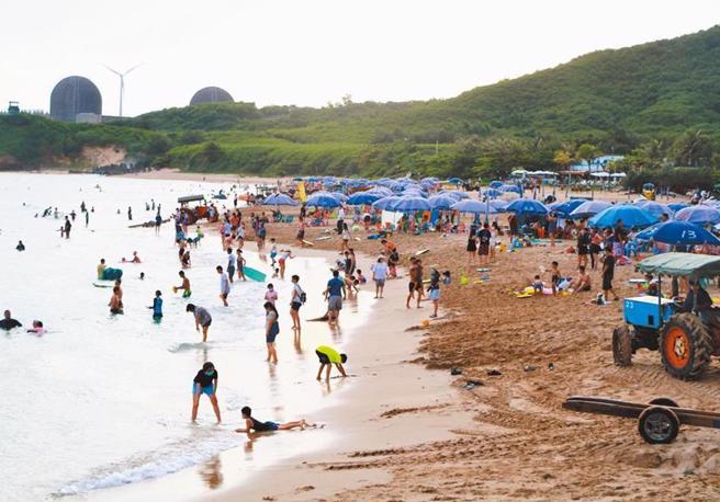 旅客在垦丁南湾戏水。（本报资料照）