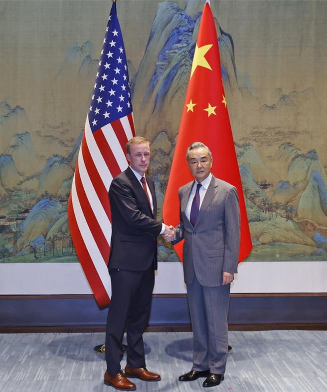 美國國家安全顧問蘇利文（左）與中共中央外辦主任王毅（右）於27、28日會面。取自中國外交部