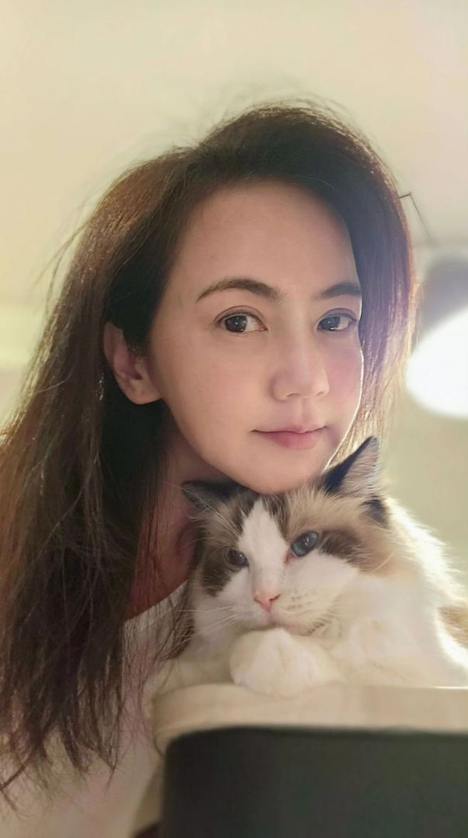 简沛恩随文附上一张她与爱猫的自拍。（图／翻摄自简沛恩Threads）
