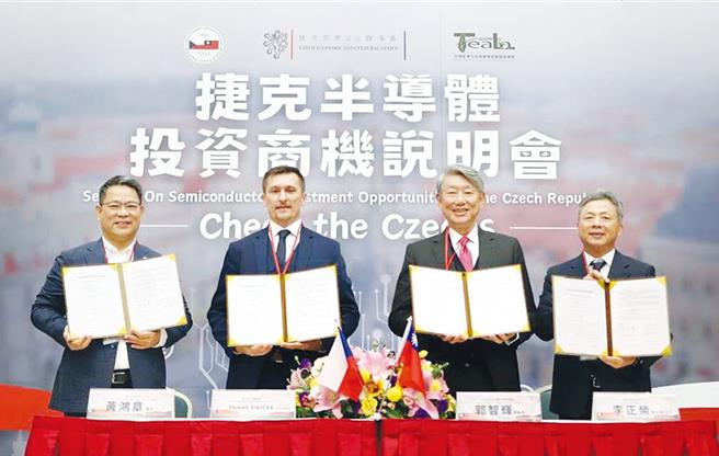 经济部政务次长陈正祺27日在捷克首都布拉格，与捷克贸工部举行「第7届台捷经技谘商会议」，就投资与经济安全做沟通。图为先前崇越科技携手新东向联盟与捷克产业代表签署合作备忘录，右二为当时尚未就任的经济部长郭智辉。(崇越科技提供)