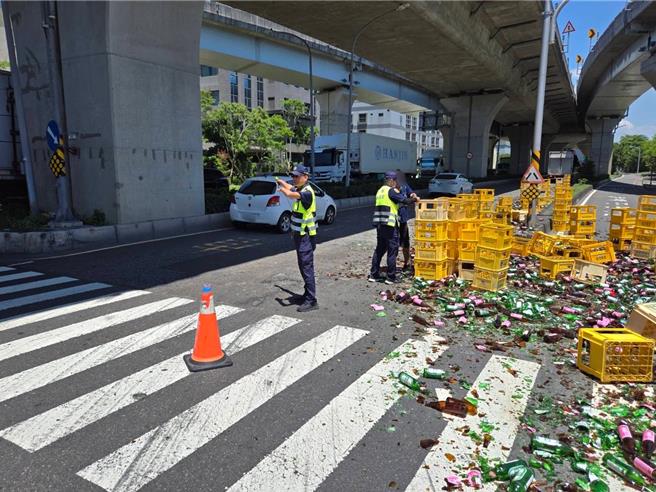 满地酒瓶碎片。（翻摄照片／洪靖宜高雄传真）