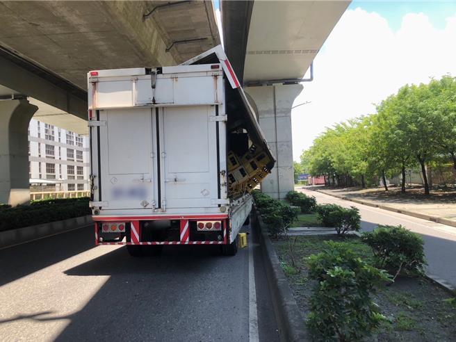 联结车上载运酒瓶摔落地上。（翻摄照片／洪靖宜高雄传真）