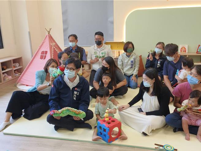 立委邱議瑩趁著陳其邁與幼童互動時，拿著毛毛蟲娃娃逗弄陳其邁，看得出2人互動熱絡。（林雅惠攝）