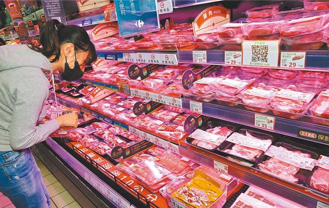 食药署与地方政府卫生局稽查猪肉原料原产地标示，2021年起至今年7月已完成查核26.2万件次，查获97件标示不符规定，均已依《食安法》裁处。示意图为民眾在卖场选购猪肉产品，与新闻事件无关。（本报资料照片）