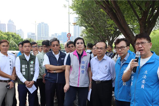 立院交委會29日到新竹縣竹北考察竹竹南北交通，針對竹北交流道、科技大橋、跨頭前溪橋梁等案討論，但沒有具體結論。（邱立雅攝）