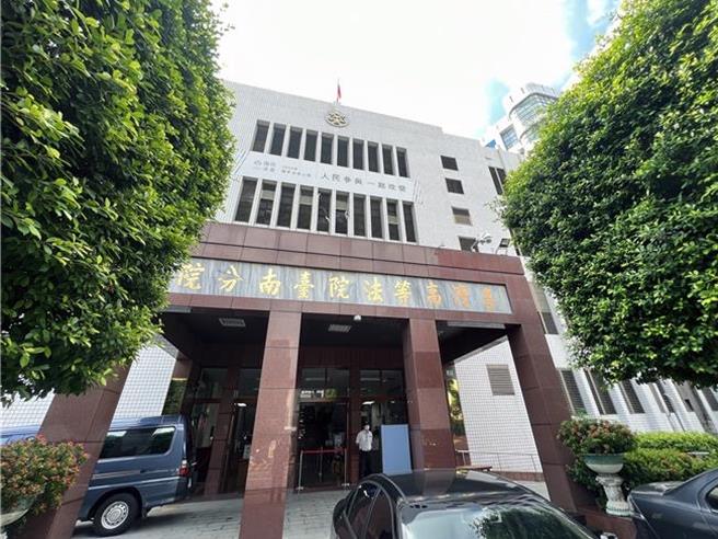 陈男偷拍熟睡中未成年女友裸露照片，一审判3年7月，二审逆转改判无罪。(本报资料照片)