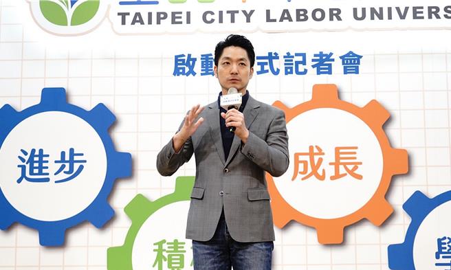 台北市长蒋万安29日上午受访时，被问到若京华城案涉及不法，是否会勒令其兴建中的商办停工？蒋则表示市府会持续关注京华城案后续与发展，一切都会依法办理。（台北市政府提供／丁上程台北传真）