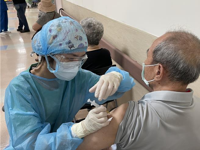 金门县政府致力推动相关疫苗接种政策，针对设籍50至64岁的糖尿病患者即起可补助公费接种1剂13价结合型肺炎链球菌疫苗的服务。（示意图／民眾提供）