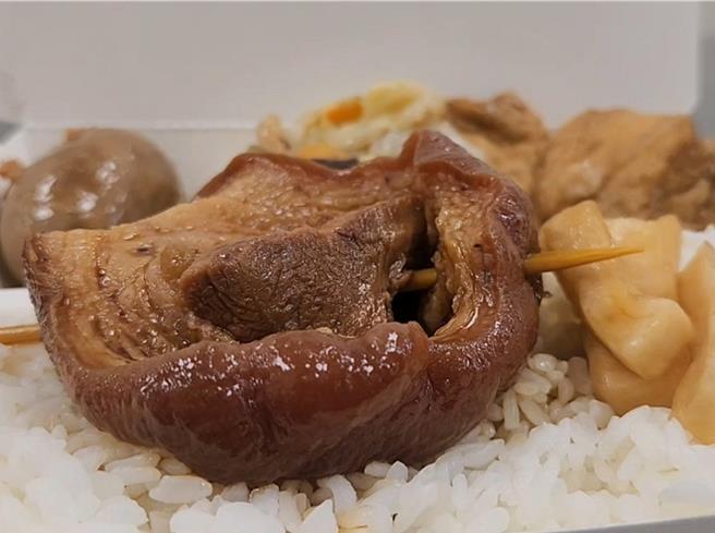 彰化市的爌肉飯從早到晚24小時都可以吃到，號稱是爌肉飯之都。（孫英哲攝）