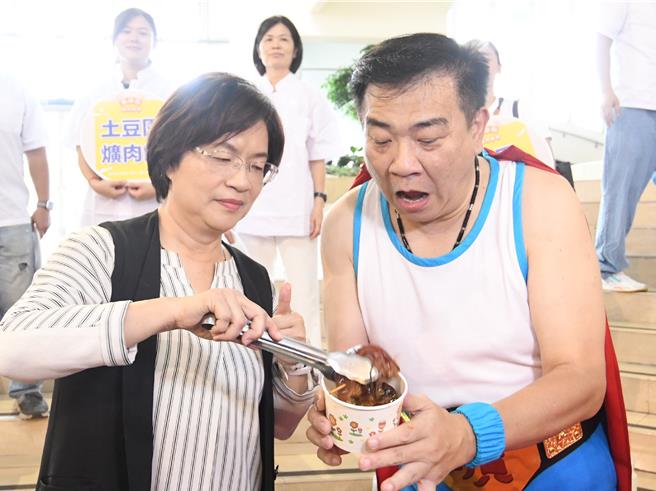 彰化縣長王惠美（左）與扮成「爌世英雄」的藝人白雲（右）一起為「2024彰化爌肉飯節」宣傳。（孫英哲攝）