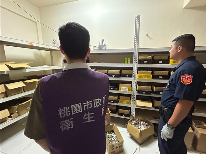 桃園市衛生局28日下午與桃園市警察局聯手合作，首次破獲電子煙製造工廠，最高可處5000萬元以上罰鍰。（桃園市衛生局提供）